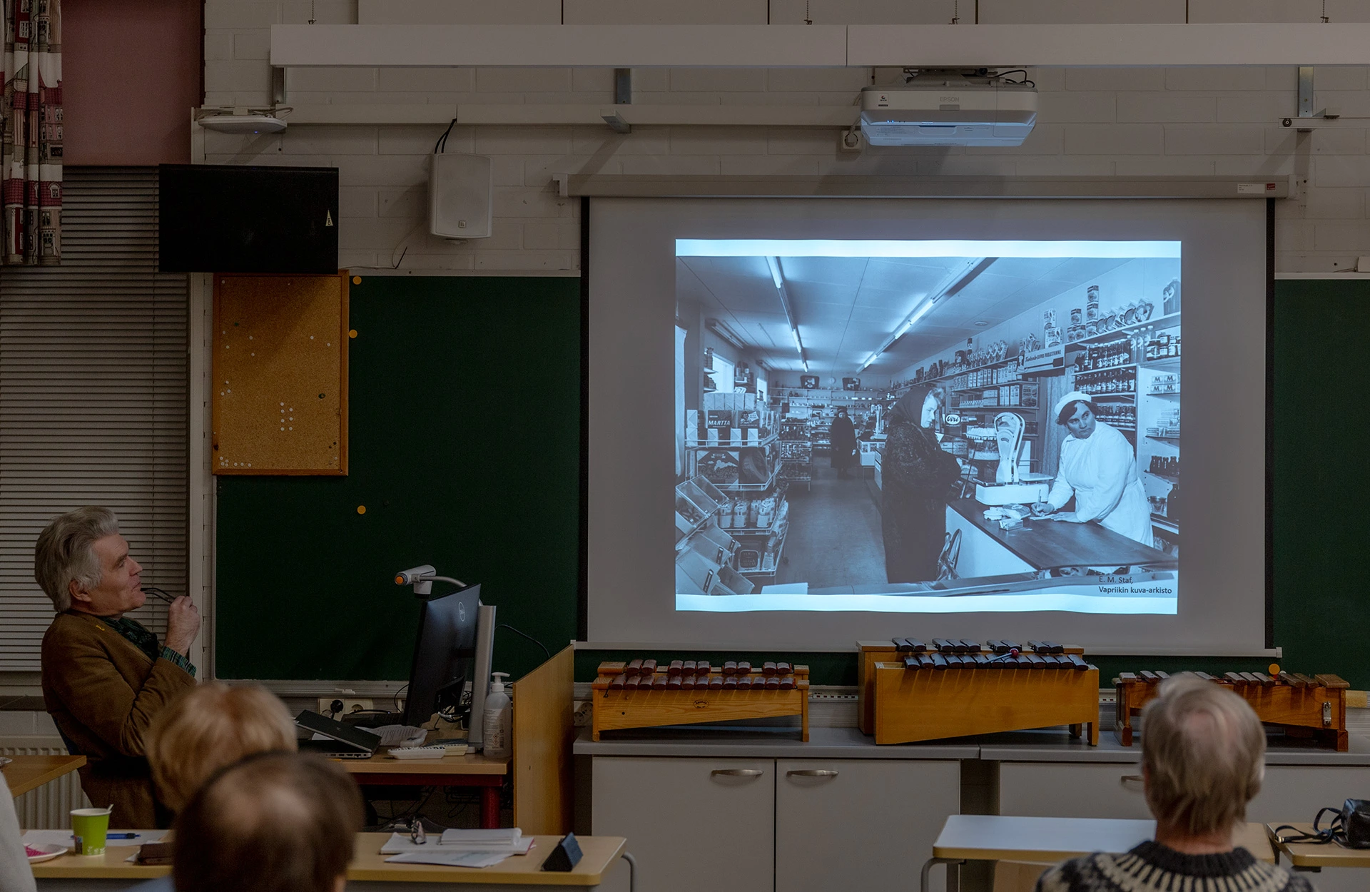 Näytillä kuva Tuotannon Messukylän yleismyymälästä vuodelta 1963.